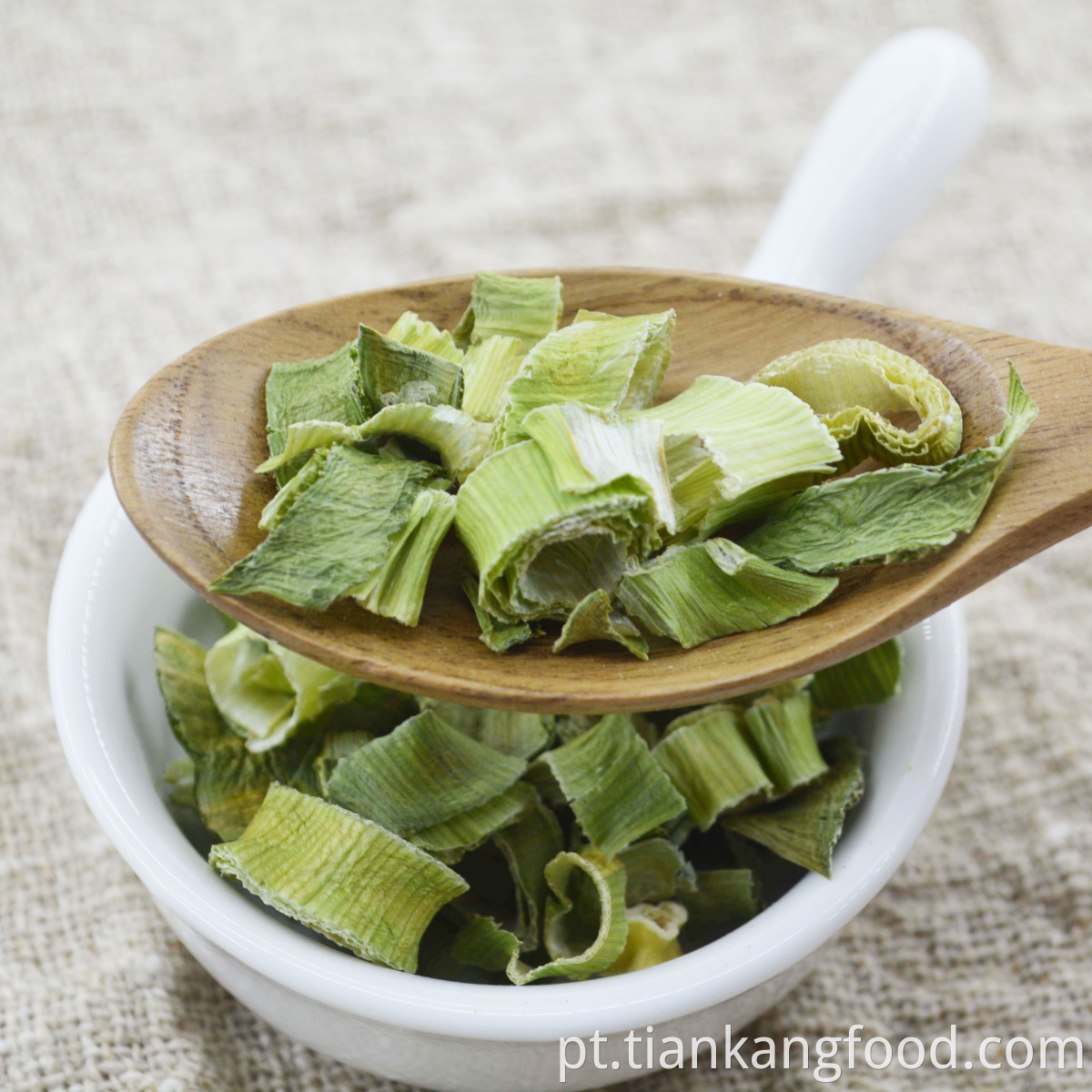 Dehydrated dried green leeks